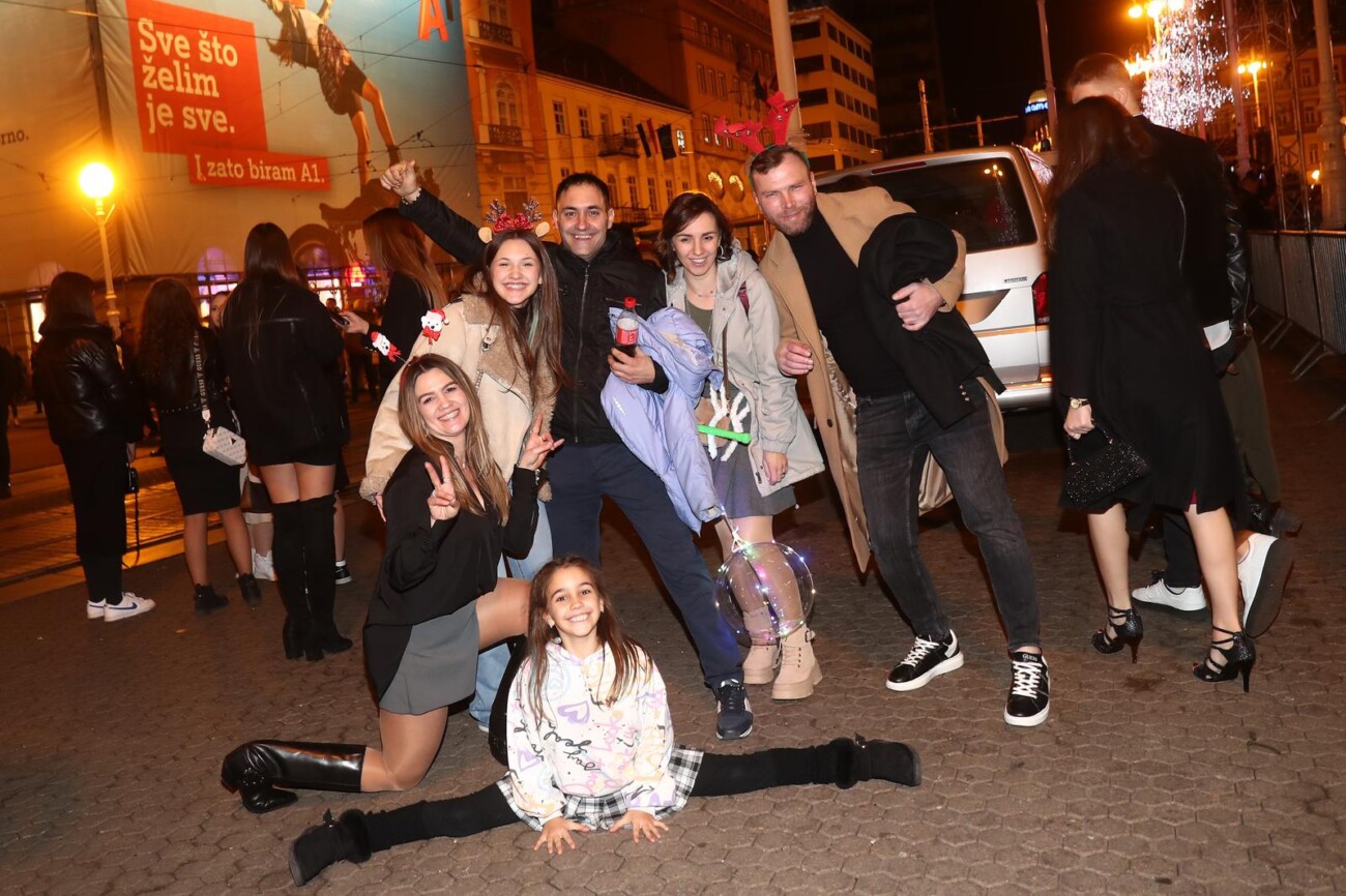 Zagreb: Atmosfera na dočeku nove 2024. godine na Trgu bana Jelačića