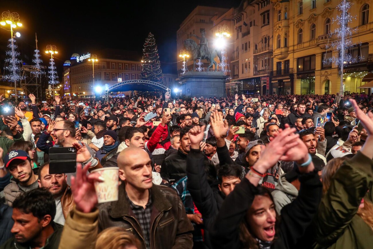 Zagreb: Atmosfera na dočeku nove 2024. godine na Trgu bana Jelačića