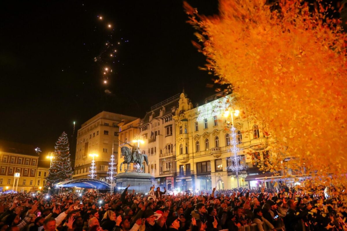 Zagreb: Atmosfera na dočeku nove 2024. godine na Trgu bana Jelačića
