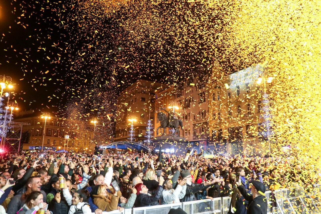 Zagreb: Atmosfera na dočeku nove 2024. godine na Trgu bana Jelačića