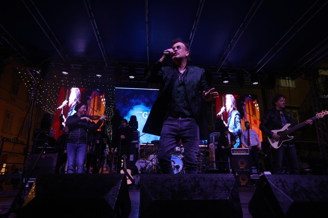 Rijeka: Građani Novu Godinu dočekuju uz Gibonnija na Korzu Rijeka: Građani Novu Godinu dočekuju uz Gibonnija na Korzu