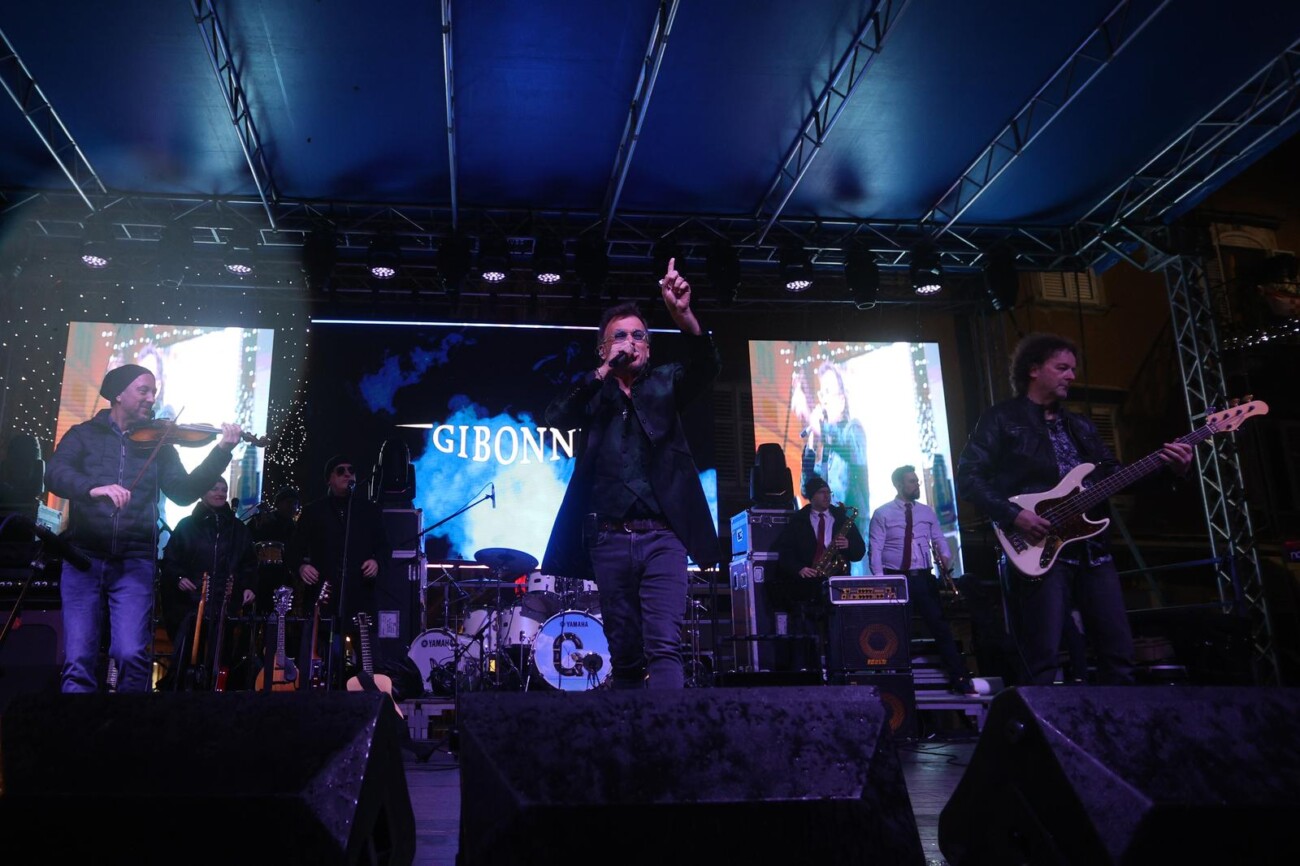 Rijeka: Građani Novu Godinu dočekuju uz Gibonnija na Korzu Rijeka: Građani Novu Godinu dočekuju uz Gibonnija na Korzu