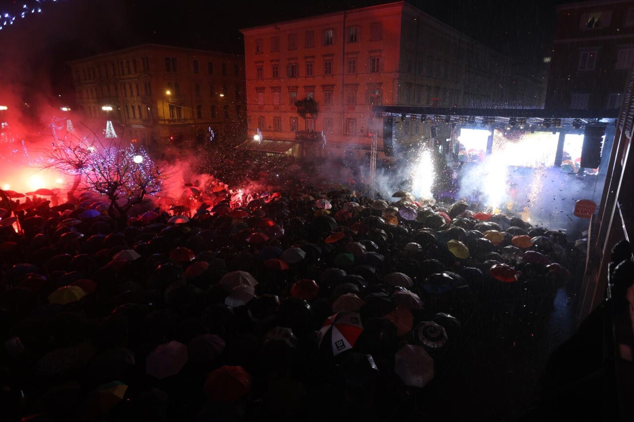 Rijeka: Gra?ani Novu Godinu do?ekuju uz Gibonnija na Korzu Rijeka: Gra?ani Novu Godinu do?ekuju uz Gibonnija na Korzu
