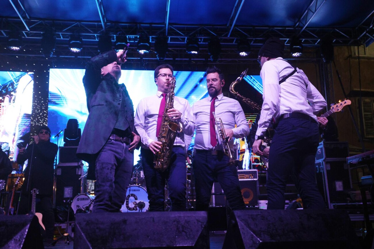 Rijeka: Građani Novu Godinu dočekuju uz Gibonnija na Korzu Rijeka: Građani Novu Godinu dočekuju uz Gibonnija na Korzu