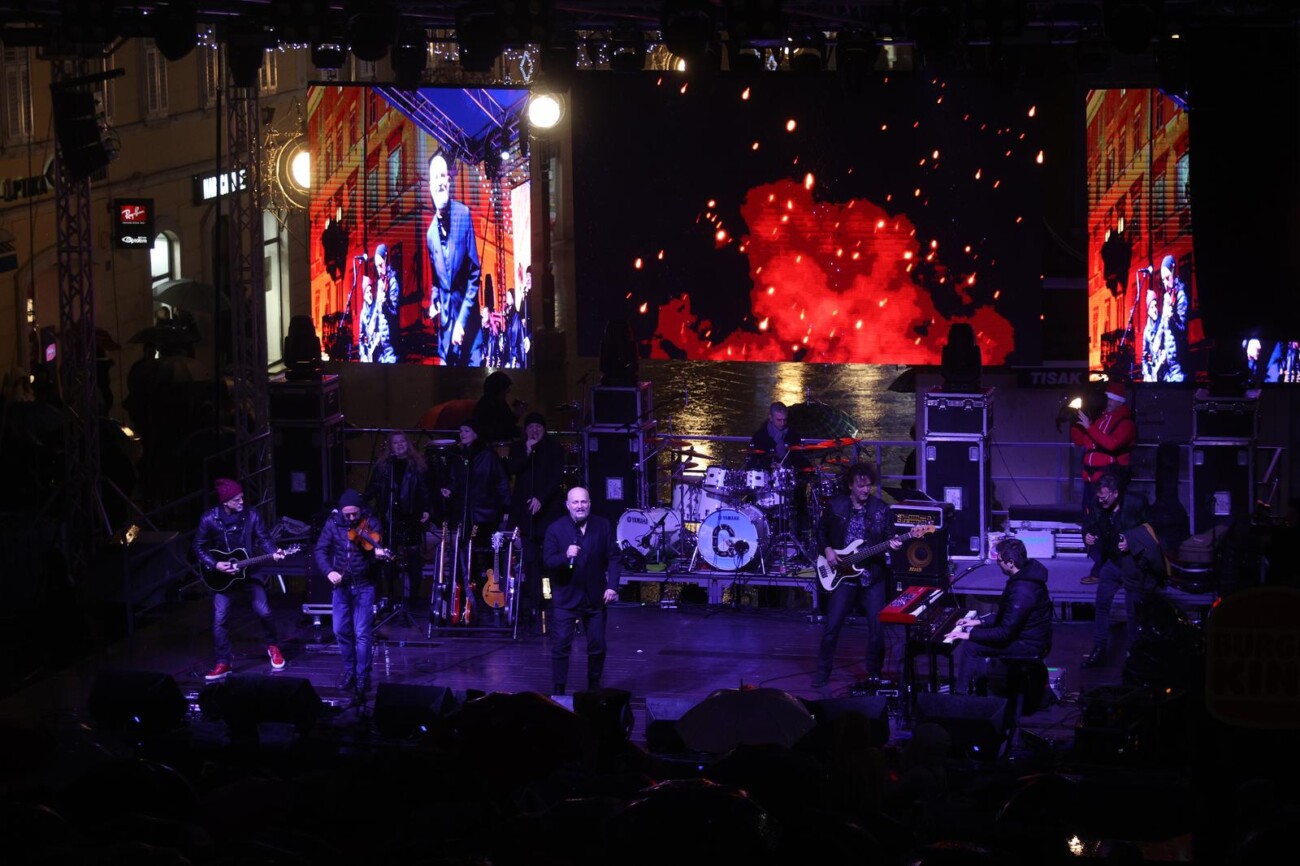 Rijeka: Građani Novu Godinu dočekuju uz Gibonnija na Korzu Rijeka: Građani Novu Godinu dočekuju uz Gibonnija na Korzu