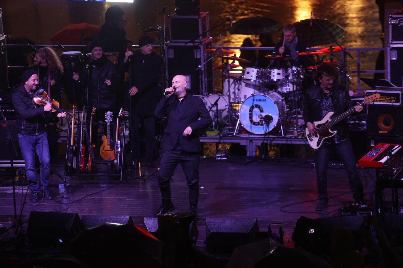 Rijeka: Građani Novu Godinu dočekuju uz Gibonnija na Korzu Rijeka: Građani Novu Godinu dočekuju uz Gibonnija na Korzu