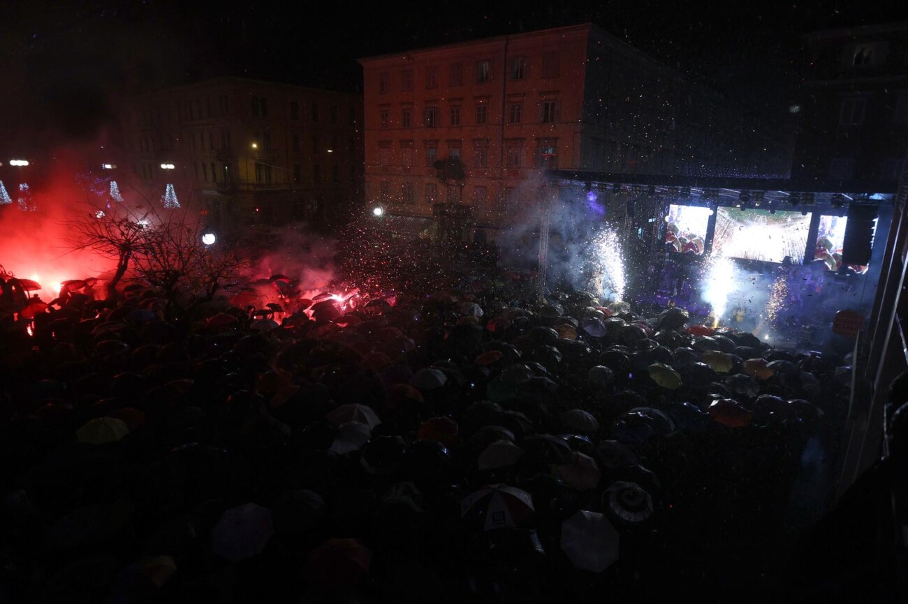 Rijeka: Građani Novu Godinu dočekuju uz Gibonnija na Korzu Rijeka: Građani Novu Godinu dočekuju uz Gibonnija na Korzu
