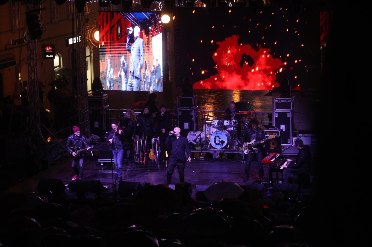 Rijeka: Građani Novu Godinu dočekuju uz Gibonnija na Korzu Rijeka: Građani Novu Godinu dočekuju uz Gibonnija na Korzu