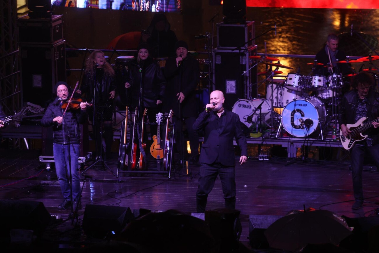 Rijeka: Građani Novu Godinu dočekuju uz Gibonnija na Korzu Rijeka: Građani Novu Godinu dočekuju uz Gibonnija na Korzu