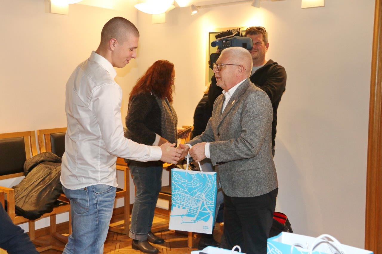 Prijem-za-učenike-koji-su-spasili-ženu-iz-požara-iz-zgrade-na-Korzu-5 Prijem-za-učenike-koji-su-spasili-ženu-iz-požara-iz-zgrade-na-Korzu-5