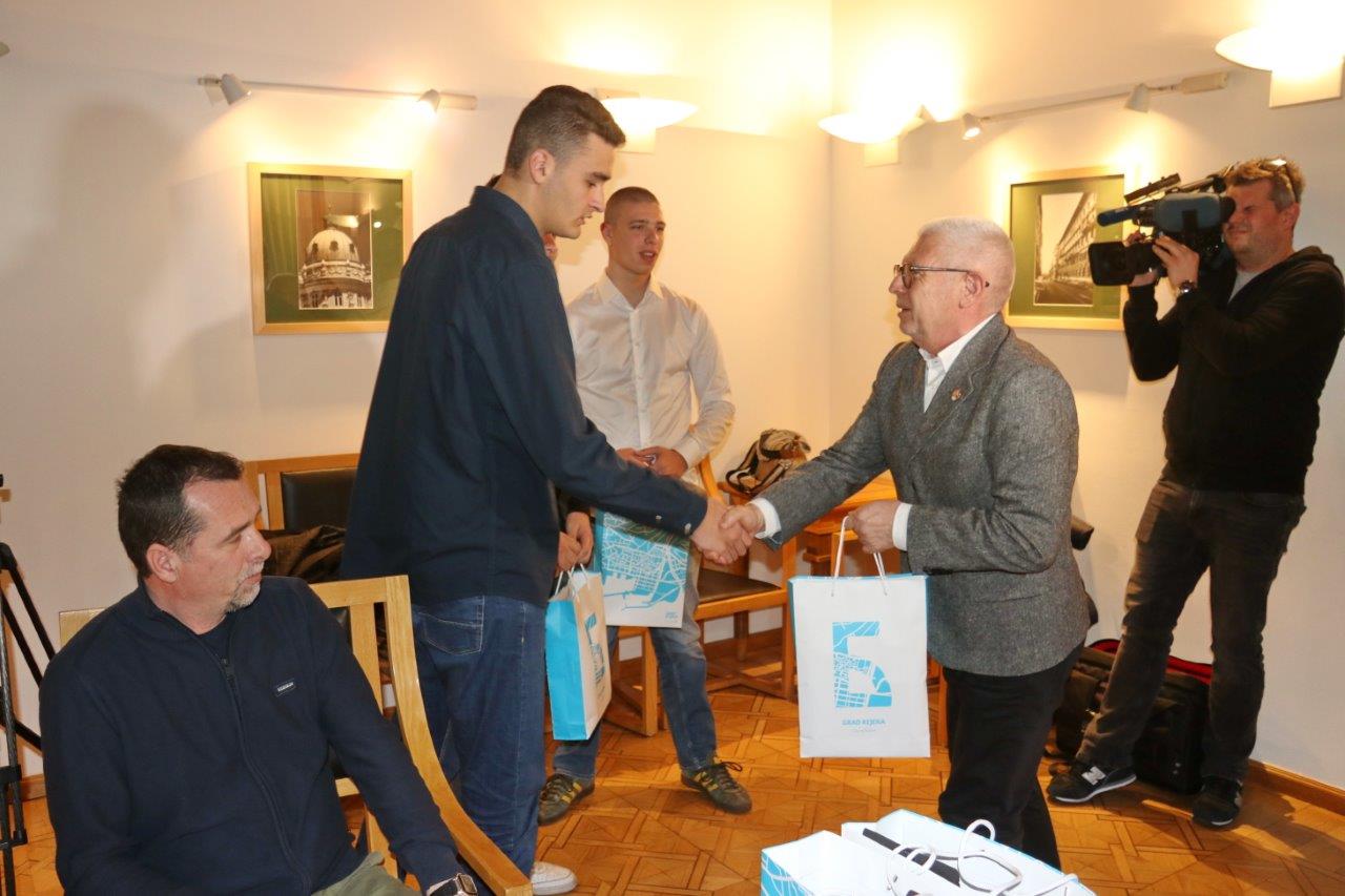 Prijem-za-učenike-koji-su-spasili-ženu-iz-požara-iz-zgrade-na-Korzu-7 Prijem-za-učenike-koji-su-spasili-ženu-iz-požara-iz-zgrade-na-Korzu-7