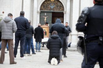 Rijeka: Klečavci mole pred katedralom Svetog VBida