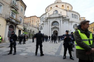 Rijeka: Klečavci mole pred katedralom Svetog VBida