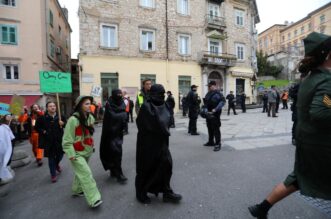 Rijeka: Klečavci mole pred katedralom Svetog VBida