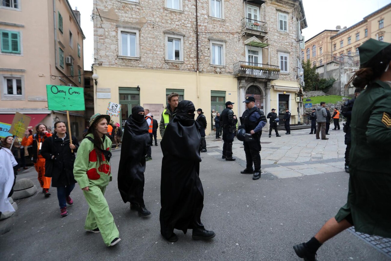 Rijeka: Klečavci mole pred katedralom Svetog VBida