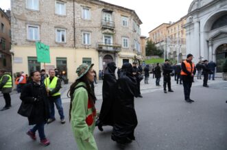 Rijeka: Kle??avci mole pred katedralom Svetog VBida