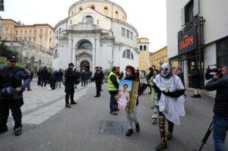 Rijeka: Klečavci mole pred katedralom Svetog VBida