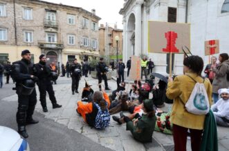 Rijeka: Klečavci mole pred katedralom Svetog VBida