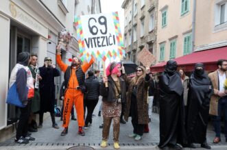 Rijeka: Klečavci mole pred katedralom Svetog VBida