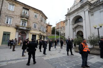 Rijeka: Klečavci mole pred katedralom Svetog VBida