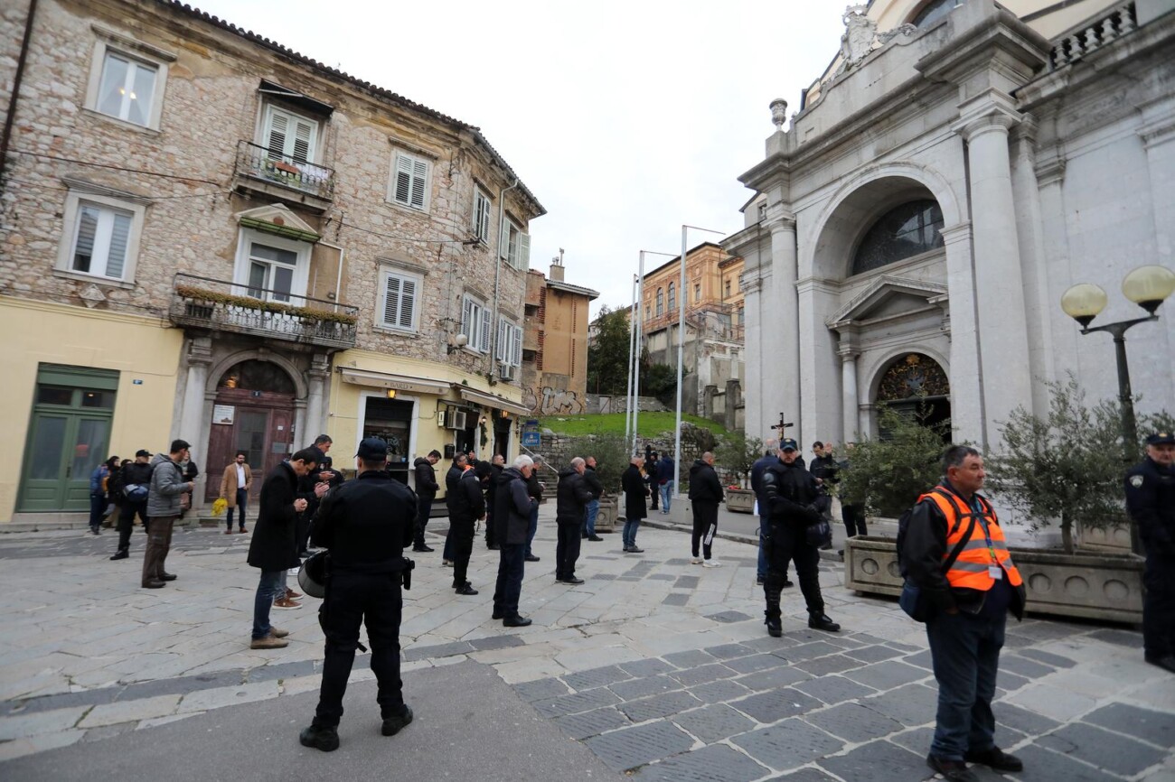 Rijeka: Klečavci mole pred katedralom Svetog VBida