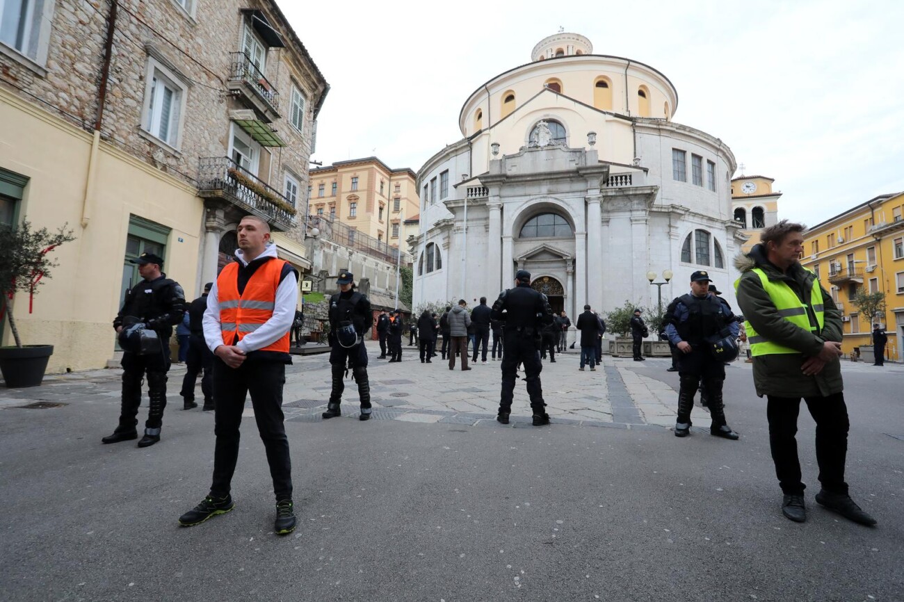 Rijeka: Klečavci mole pred katedralom Svetog VBida