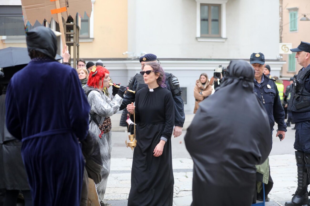 Rijeka: Klečavci mole pred katedralom Svetog VBida