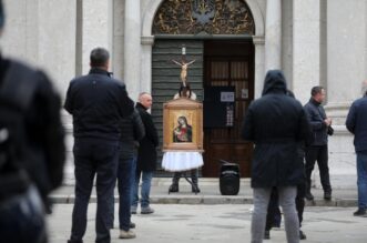 Rijeka: Klečavci mole pred katedralom Svetog VBida