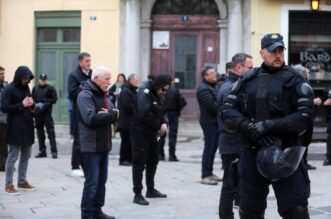 Rijeka: Klečavci mole pred katedralom Svetog VBida