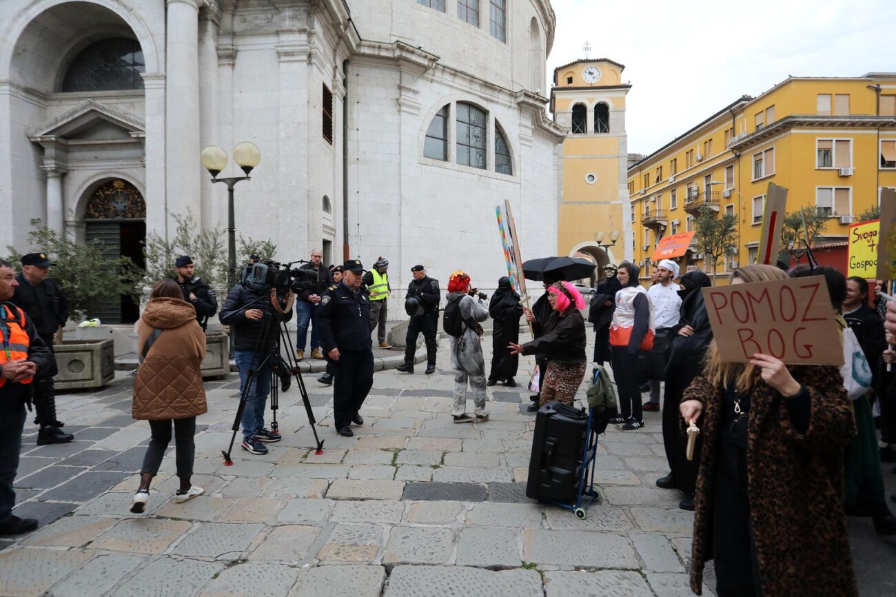 Rijeka: Klečavci mole pred katedralom Svetog VBida