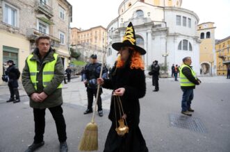 Rijeka: Klečavci mole pred katedralom Svetog VBida