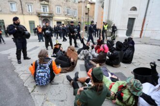 Rijeka: Klečavci mole pred katedralom Svetog VBida