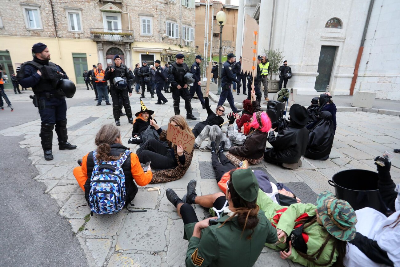 Rijeka: Klečavci mole pred katedralom Svetog VBida