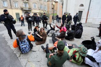 Rijeka: Klečavci mole pred katedralom Svetog VBida