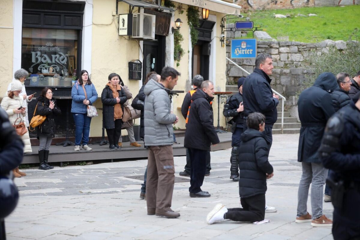 Rijeka: Klečavci mole pred katedralom Svetog VBida