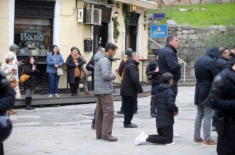 Rijeka: Klečavci mole pred katedralom Svetog VBida