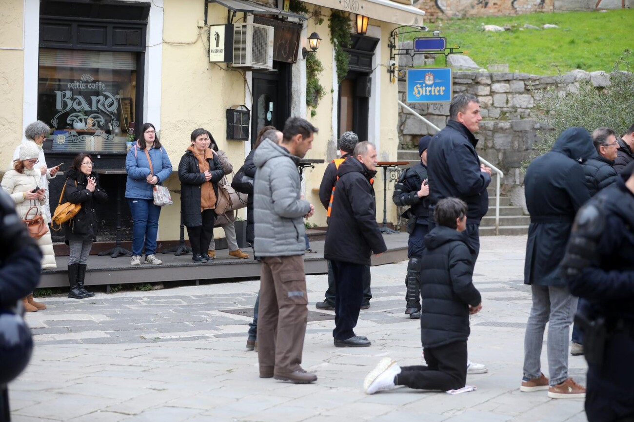 Rijeka: Klečavci mole pred katedralom Svetog VBida