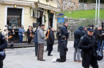 Rijeka: Klečavci mole pred katedralom Svetog VBida