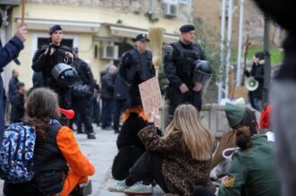 Rijeka: Klečavci mole pred katedralom Svetog VBida