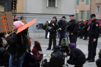 Rijeka: Molitelji prosvjednici pred katedralom Svetog Vida