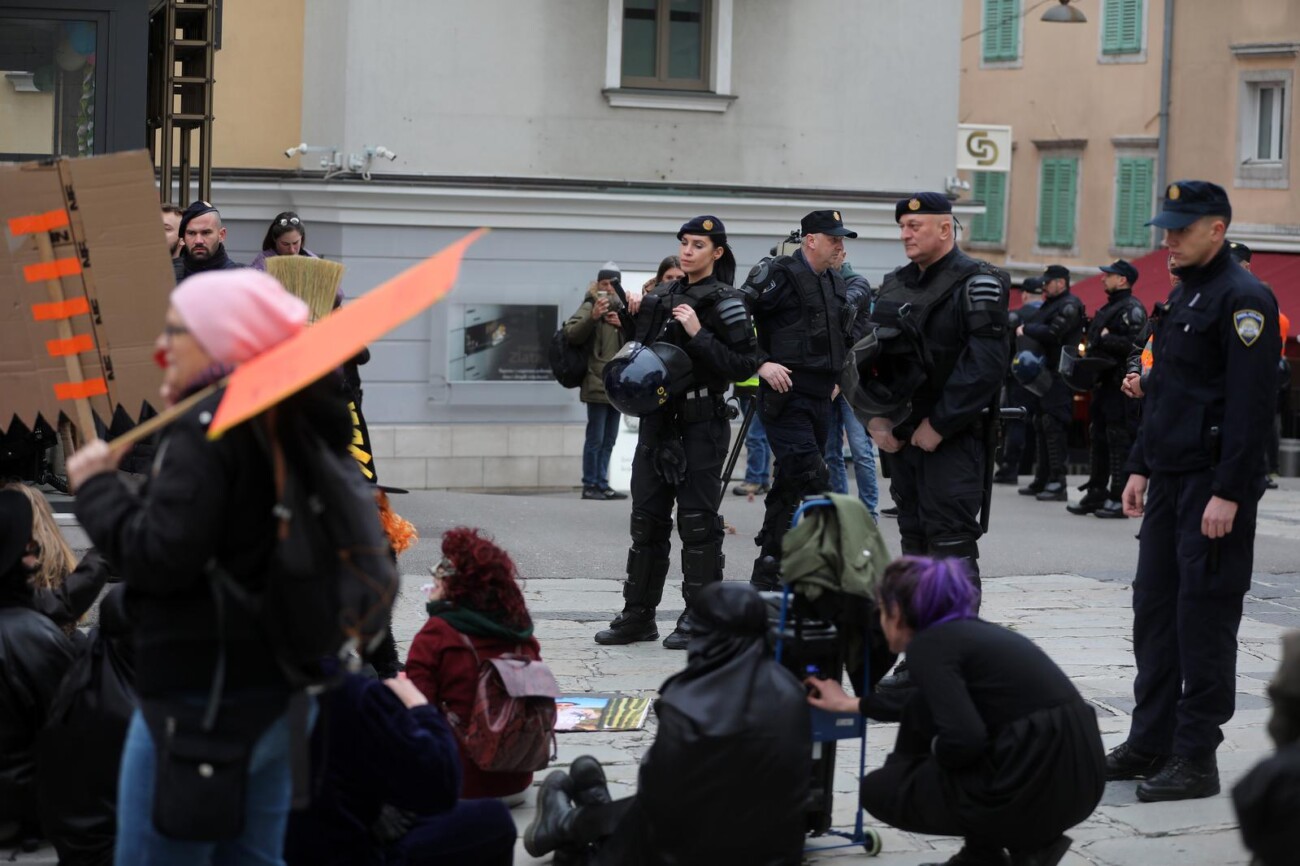 Rijeka: Molitelji prosvjednici pred katedralom Svetog Vida