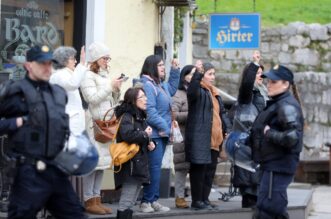 Rijeka: Molitelji prosvjednici pred katedralom Svetog Vida