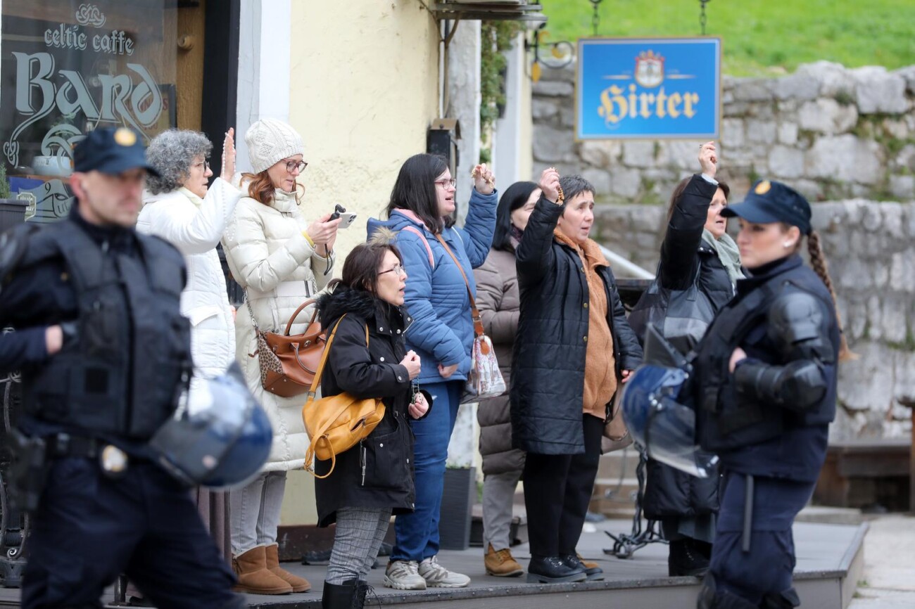 Rijeka: Molitelji prosvjednici pred katedralom Svetog Vida