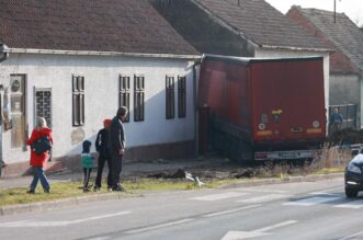 Kamion se zabio u kuću kod Vinkovaca, više ljudi ozlijeđeno