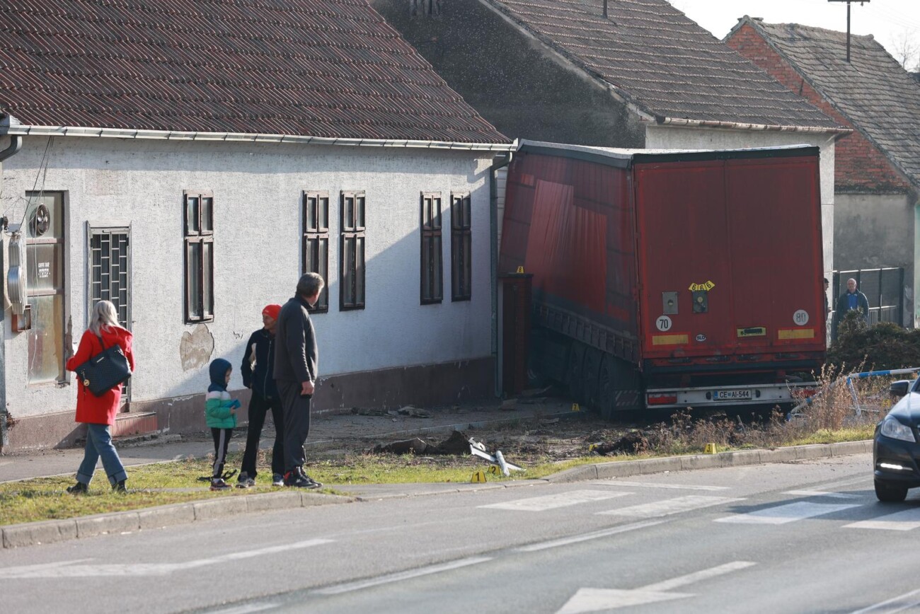 Kamion se zabio u kuću kod Vinkovaca, više ljudi ozlijeđeno Kamion se zabio u kuću kod Vinkovaca, više ljudi ozlijeđeno