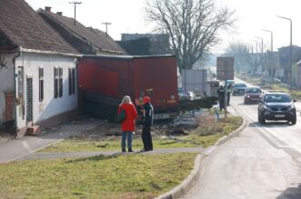 Kamion se zabio u kuću kod Vinkovaca, više ljudi ozlijeđeno