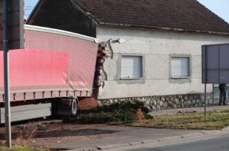 Kamion se zabio u kuću kod Vinkovaca, više ljudi ozlijeđeno