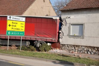 Kamion se zabio u kuću kod Vinkovaca, više ljudi ozlijeđeno