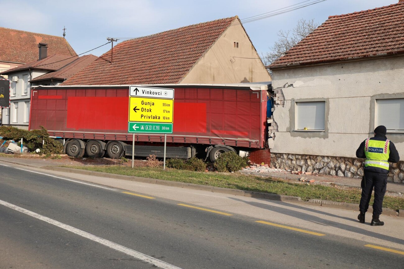 Kamion se zabio u kuću kod Vinkovaca, više ljudi ozlijeđeno Kamion se zabio u kuću kod Vinkovaca, više ljudi ozlijeđeno
