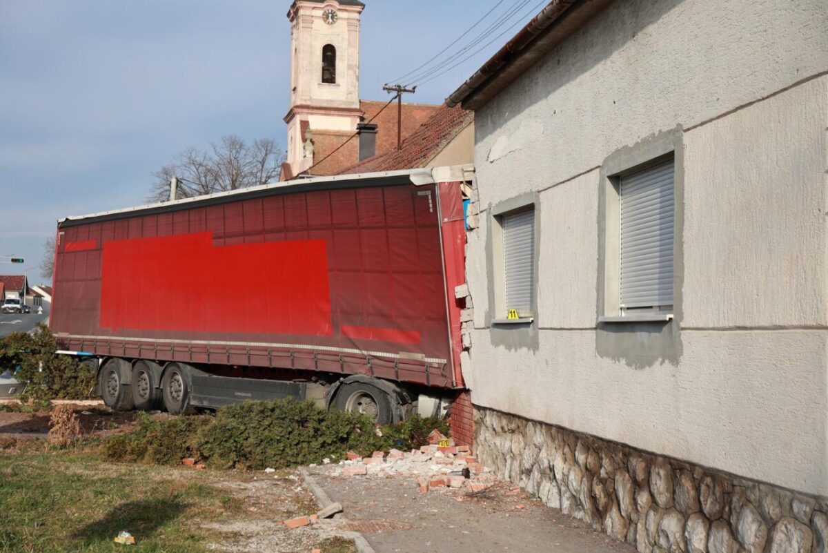 Kamion se zabio u kuću kod Vinkovaca, više ljudi ozlijeđeno